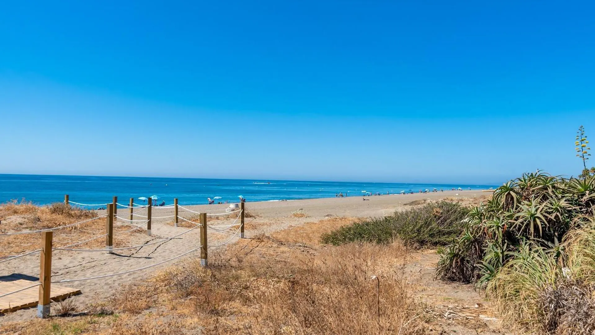 Exceptional Beachfront Complex With Pool In Costalita, Estepona Espanha